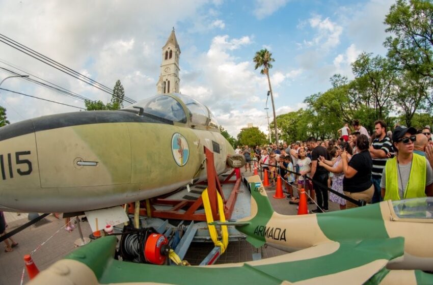  El regreso del héroe: el Aermacchi de Malvinas ya está en suelo argentino